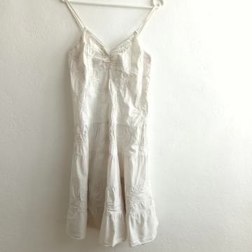 Ljetna bijela haljina izvezena 36