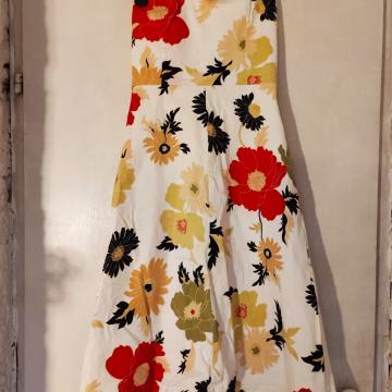 Ljetna haljinica bez naramenica