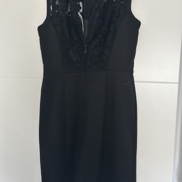 Mala crna haljina s etiketom
