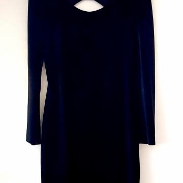 Mala crna haljina pliš gola leđa 36