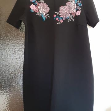 Mala crna haljina s ružama S/M