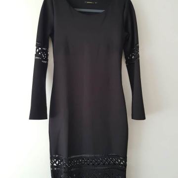 Midi crna haljina s detaljima čipke i cirkona 40