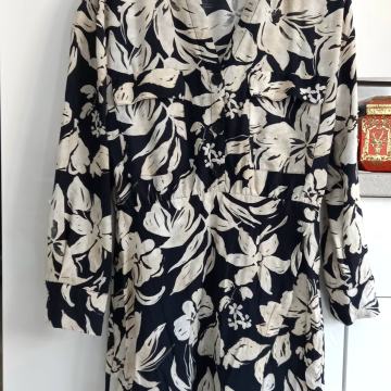 MNG Original Mango haljina veličina M. Sa gumicom u struku. Dolje se o