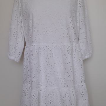 Montego izvezena čipkasta bijela haljina