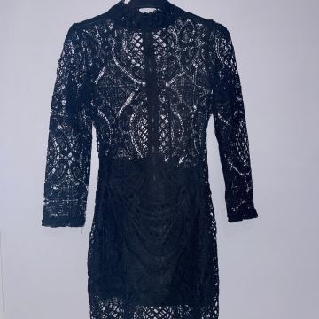 N O V A čipkana  crna  kratka haljina