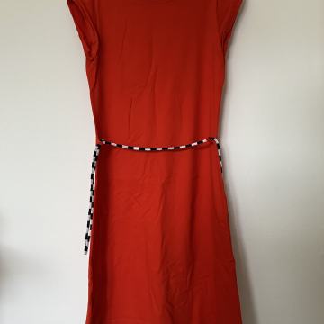 Pamučna crvena haljina sa remenom vl.M