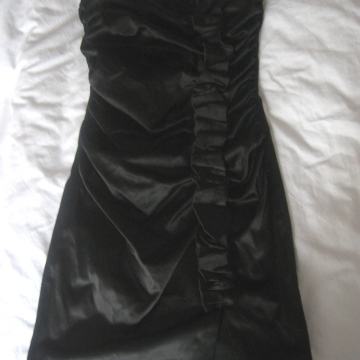 Predivna svečana mala crna haljina od satena