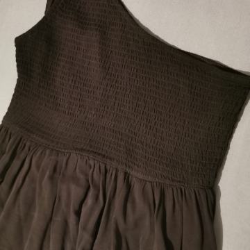 Prodajem 2 duge haljine