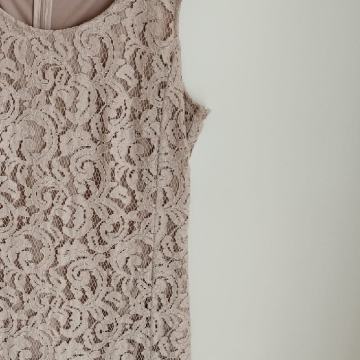 Prodajem čipkastu haljinu