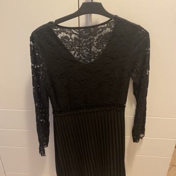 Prodajem crnu haljinu