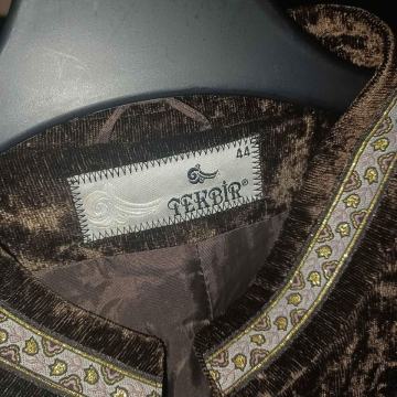 Prodaju se dvije haljine, prsluk i dugi lagani kaput