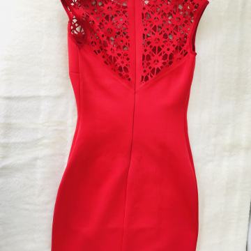 RASTEZLJIVA ZAVODLJIVA CRVENA HALJINA UZ TIJELO