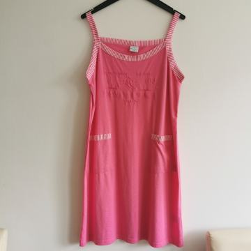 Roza haljina za plažu