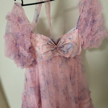 Ružičasta cvjetna mini haljina