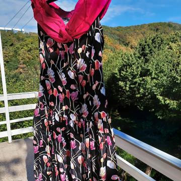 Šarena svilena haljina s volanom