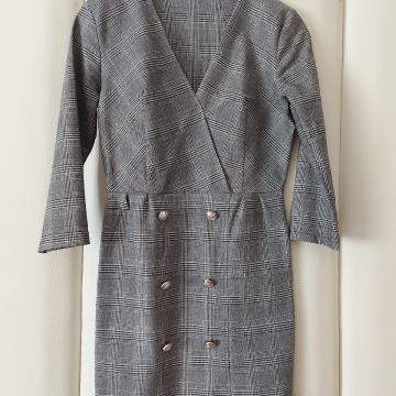 Siva karirana haljina