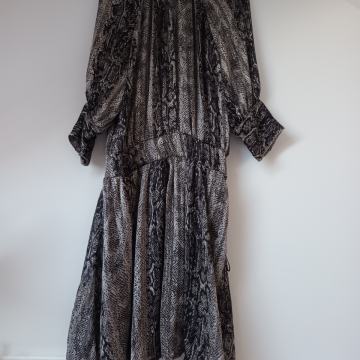 Siva predivna sexy haljina dekoltirana 36 like Zimmermann