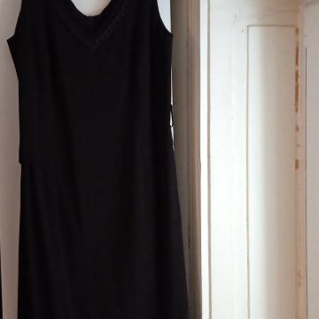 Svečana crna elegantna haljina poviše koljena klasičnog kroja