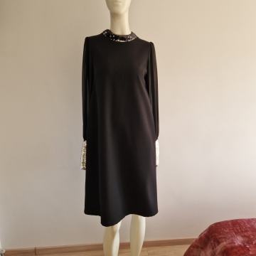 Svečana nova haljina bez etikete s ljuskicama na ovratniku i na rukavu