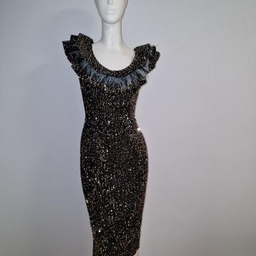 Svečana nova haljina s perjem i ljuskicama