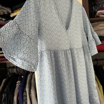 Svijetlo plava haljina s uzorkom