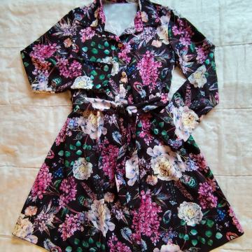 svilenkasta strukirana haljina na kopčanje vel. odgovara S..M