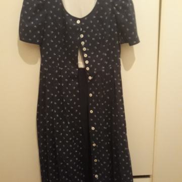 Tamno plava haljina s bijelim detaljima