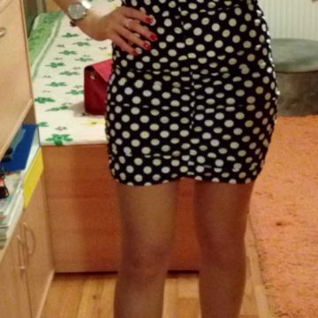 Tamnoplava haljina s bijelim točkama