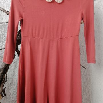 Haljina boje lososa s kragnom od čipke