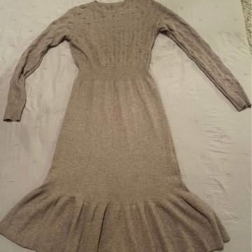 Tri haljine cijena po komadu 10 eu