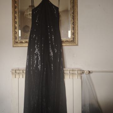 Večernja duga crna šljokičasta haljina s otvorenim leđima s