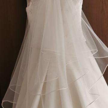 vjenčanica sa velom rukavicama i torbicom