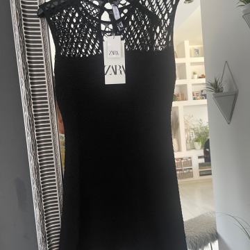 zara crna haljina s novo