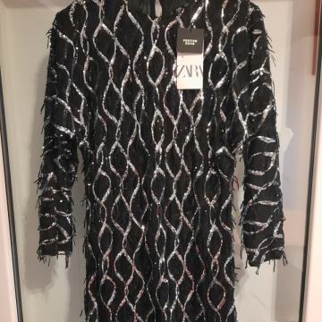 Zara nova s etiketom svjetlucava haljina M