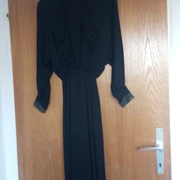 Ženska crna haljina