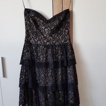 Ženska haljina bez naremenica, crna čipkasta
