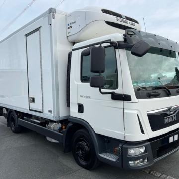MAN 12.220 4x2 BL hladnjača 5,3 metra duljina , 12 PALETA
