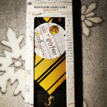 Hufflepuff kravata i značka