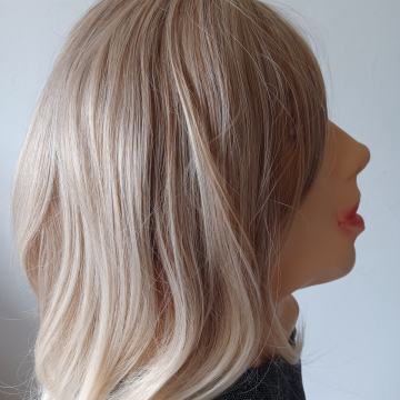 Ženska maska sa plavom perikom