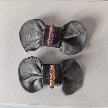 Dvije ručno rađene sive mašnice od prave kože - antilopa