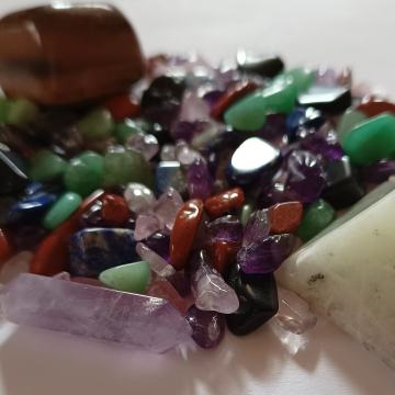 Lot raznih kristala, minerala, poludragog kamenja 12