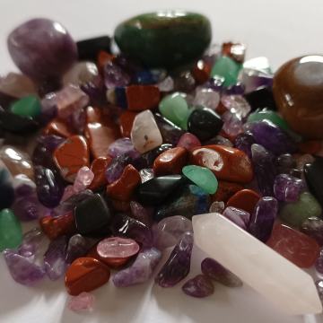 Lot raznih kristala, minerala, poludragog kamenja 3