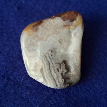 POLUDRAGI KAMEN. Sivo-Krem boje. 12,35 gr. Mob