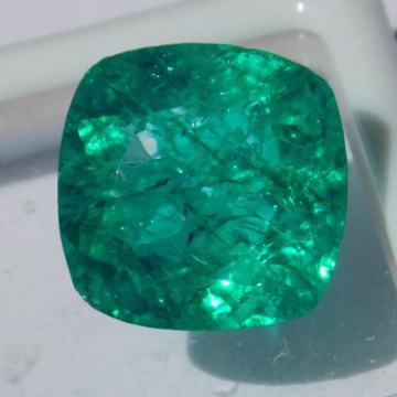 Prirodan 7.45kt Smaragd 12x12x7mm kutija i certifikat