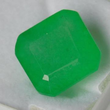 Prirodan kričavi 9.92kt afrički Smaragd sa kutijom i certifikatom