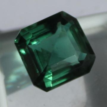 Prirodan rijeđi 10.62kt zeleni Ametist 13x13x9mm kutija i certifikat