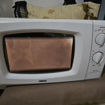 mikrovalna pecnica zanussi zmc19m