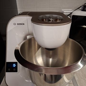 Bosch MUM5 kuhinjski robot s vagom