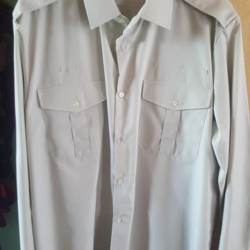 nove svijetlo maslinaste košulje