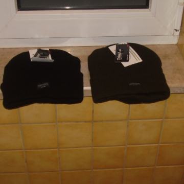 zelena pletena akrilna kapa sa postavom